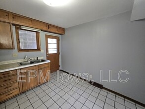 804 W Mullan Ave in Waterloo, IA - Building Photo - Building Photo
