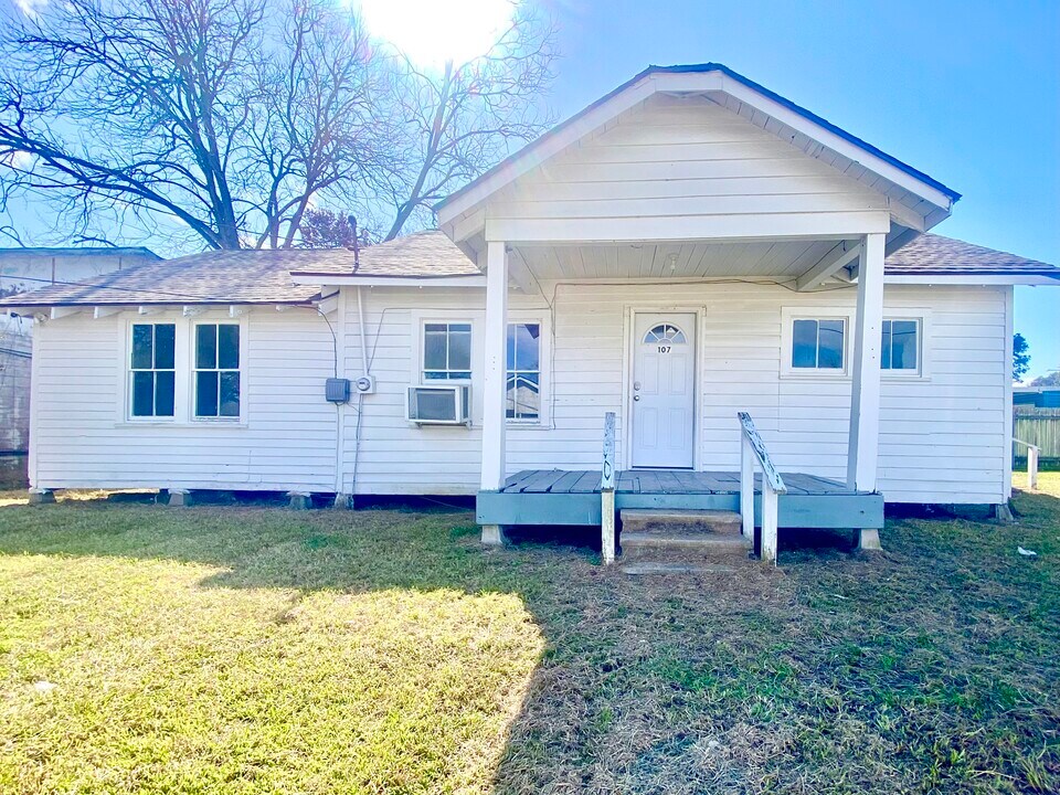 107 Murrel St in Abbeville, LA - Building Photo