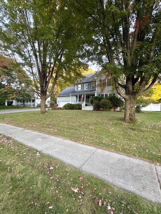 65 Forman Dr in Colchester, VT - Foto de edificio