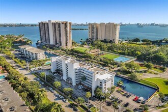 1650 NE 115th St in Miami, FL - Building Photo - Building Photo