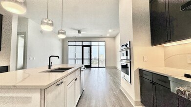 3330 Oak Grove Ave, Unit 1303 in Dallas, TX - Building Photo - Building Photo