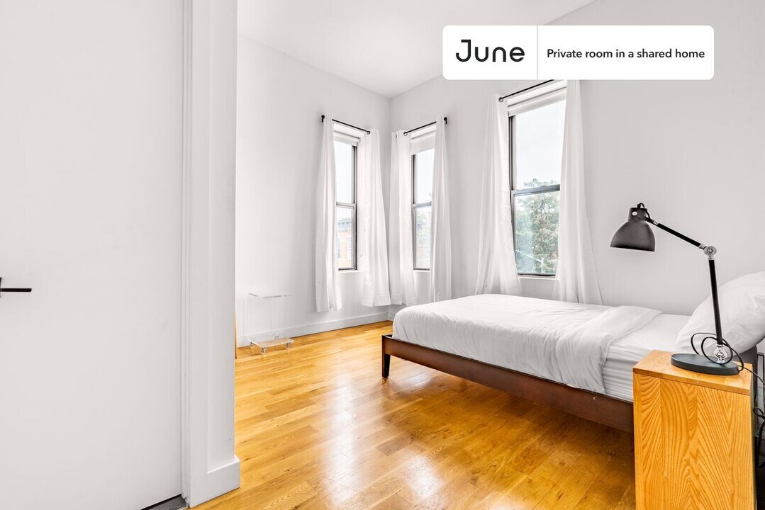 Private bedroom in 5 bed/3 bath Home in New York, NY - Building Photo