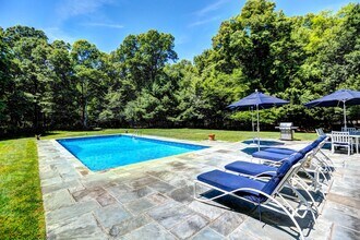14 Mountain Laurel Ln in Southampton, NY - Building Photo - Building Photo