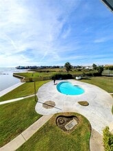 500 Tiki Dr, Unit 209C in Tiki Island, TX - Foto de edificio - Building Photo