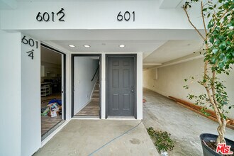 117 1/4 W 41st Pl in Los Angeles, CA - Building Photo - Building Photo