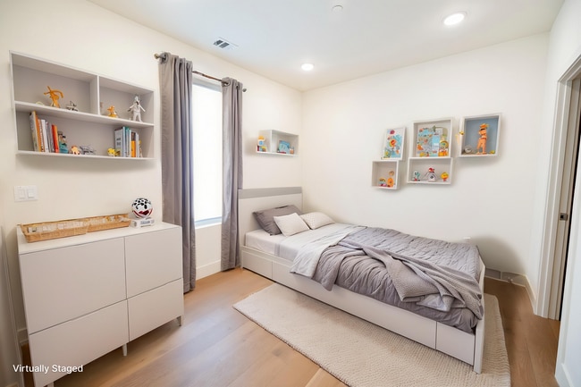 2000 N Beachwood Dr in Los Angeles, CA - Building Photo - Building Photo
