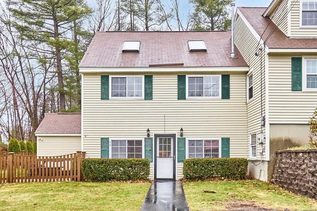 8 Rocky Hill Dr in Nashua, NH - Building Photo