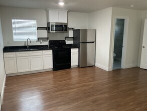 114 Canadian St-Unit -Unit B, Studio Keys# 9 in San Antonio, TX - Building Photo - Building Photo
