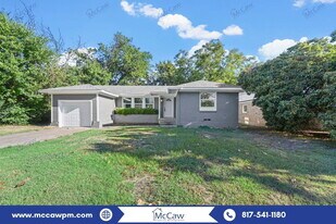 2517 Tisinger Ave in Dallas, TX - Building Photo