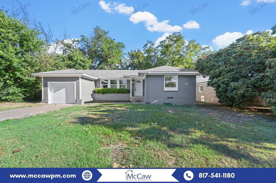 2517 Tisinger Ave in Dallas, TX - Building Photo