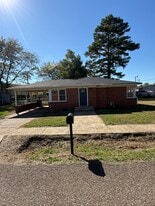 70 Tucker St in Savannah, TN - Building Photo