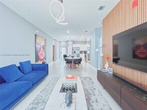 8167 NW 41st St in Doral, FL - Building Photo - Building Photo