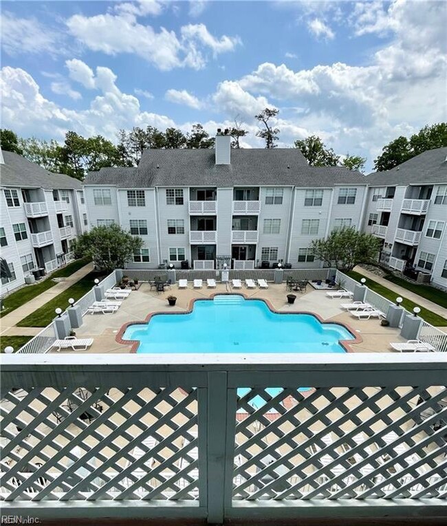 620 Shoreham Ct, Unit 304 in Virginia Beach, VA - Foto de edificio - Building Photo