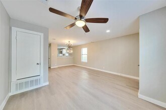 6400 Auburn Dr in Austin, TX - Foto de edificio - Building Photo