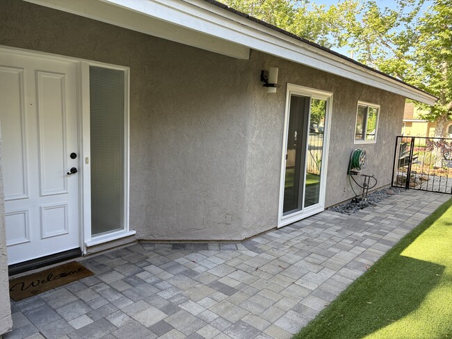 25041 Sunset Pl W in Laguna Hills, CA - Foto de edificio - Building Photo
