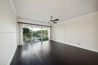 100 Lakeview Dr in Weston, FL - Building Photo - Building Photo