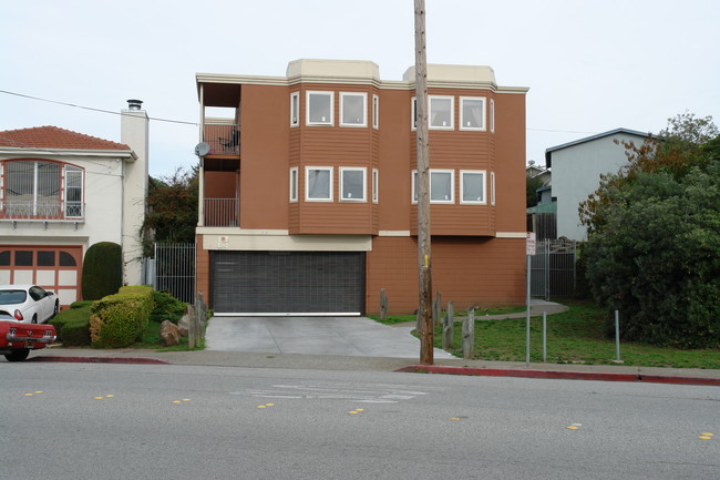 1068 Grand Ave in South San Francisco, CA - Foto de edificio - Building Photo