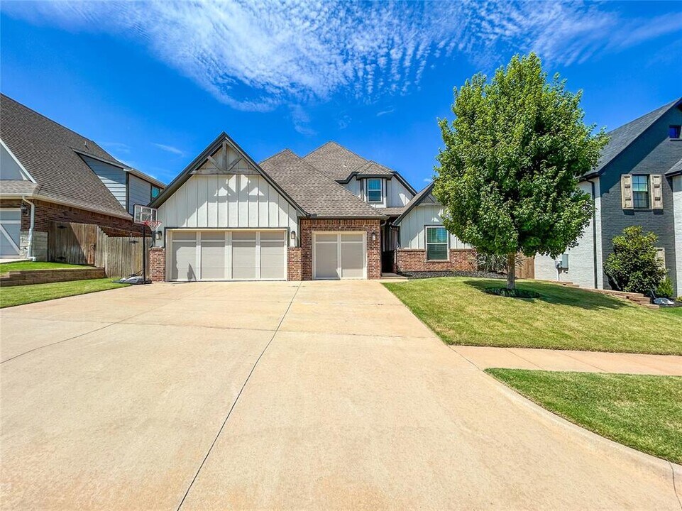 8201 Crew Ln in Edmond, OK - Building Photo