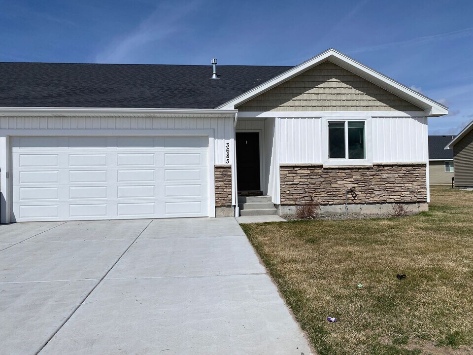 3685 E Gample Ave in Ammon, ID - Building Photo