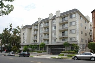 400 in Los Angeles, CA - Building Photo - Interior Photo