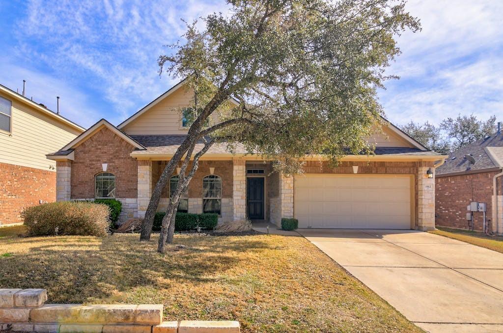 1912 Mary Ella Dr in Leander, TX - Foto de edificio