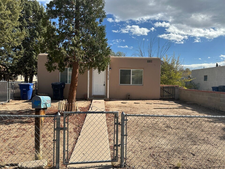 2518 Alvarado Dr NE in Albuquerque, NM - Building Photo