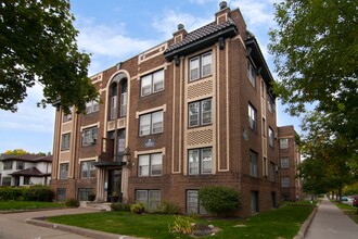 2600 Pleasant Ave S in Minneapolis, MN - Building Photo - Interior Photo