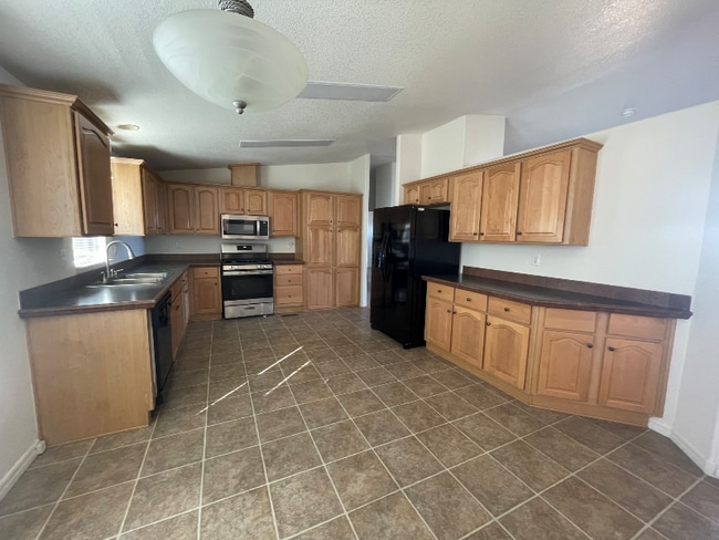 1124 Louie St in Prescott, AZ - Foto de edificio - Building Photo