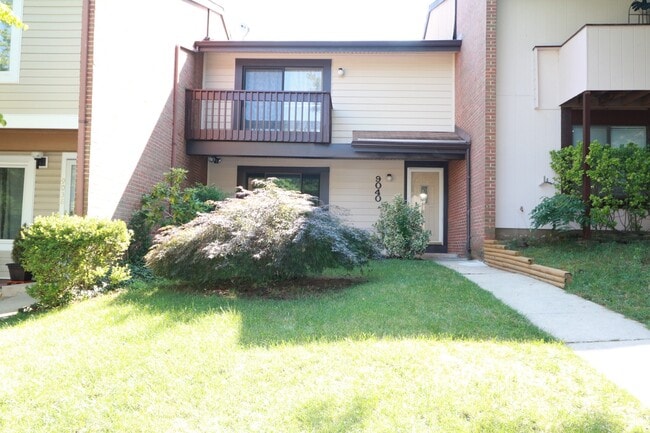 9040 Centerway Rd in Gaithersburg, MD - Foto de edificio - Building Photo