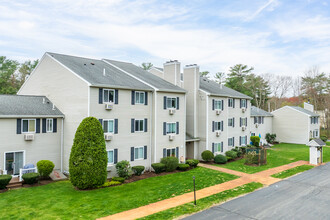 Edgewood Condominium in Mansfield, MA - Foto de edificio - Building Photo