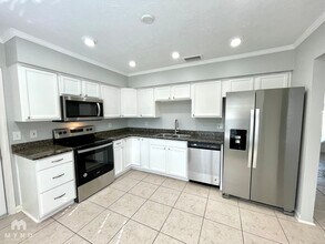 1200 Lake Valrico Ln in Valrico, FL - Building Photo - Building Photo