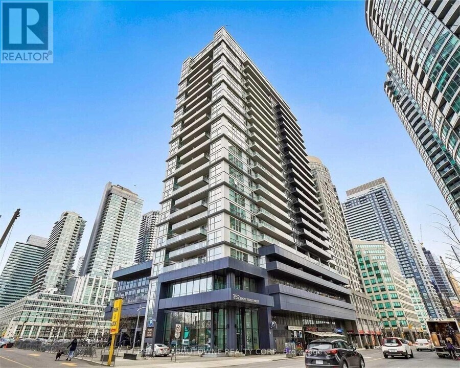 352 Front St W in Toronto, ON - Building Photo