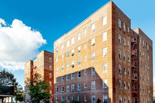 Saunders Court in Rego Park, NY - Building Photo