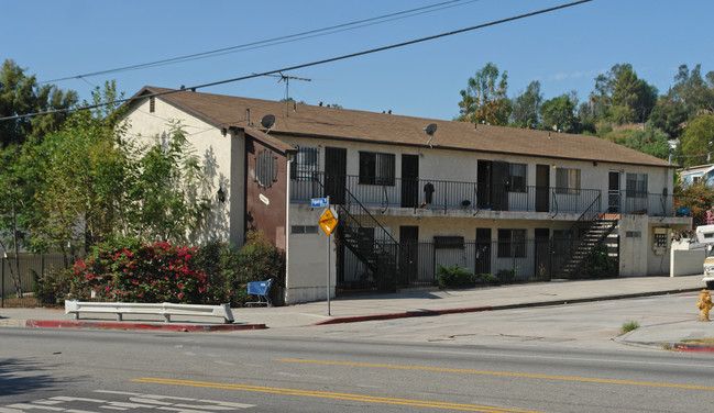 7067 N Figueroa St in Los Angeles, CA - Foto de edificio - Building Photo