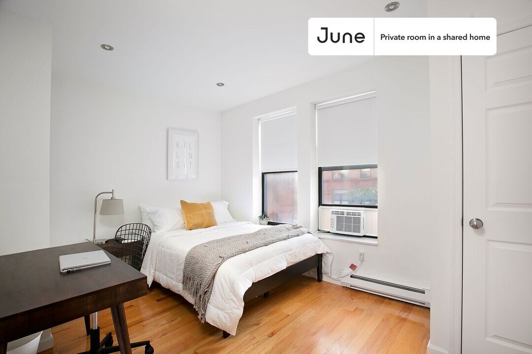 Private bedroom in 6 bed/2 bath Home in New York, NY - Building Photo
