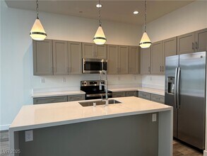 1180 Blossom Pt St in Las Vegas, NV - Building Photo - Building Photo