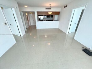 1800 N Bayshore Dr, Unit 2409 in Miami, FL - Foto de edificio - Building Photo