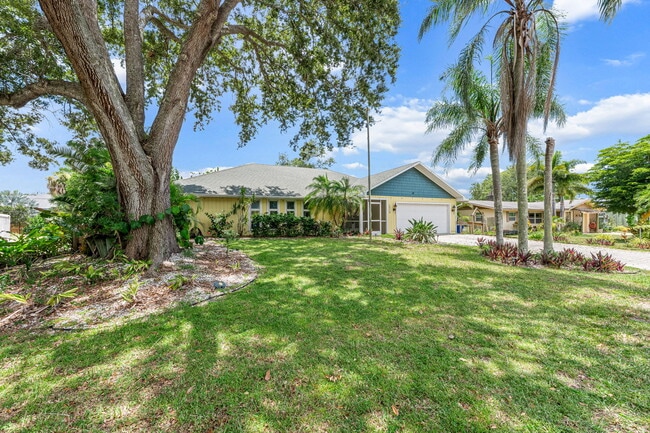 10370 Main Dr in Bonita Springs, FL - Foto de edificio - Building Photo