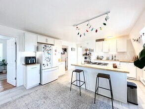 44 Woodbine St, Unit B in Providence, RI - Building Photo - Building Photo