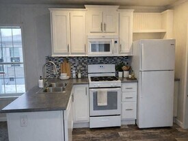 825 Willowbrook Dr in Lockport, NY - Building Photo