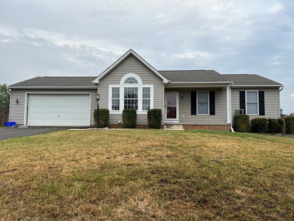 11810 White Pine Dr in Hagerstown, MD - Building Photo