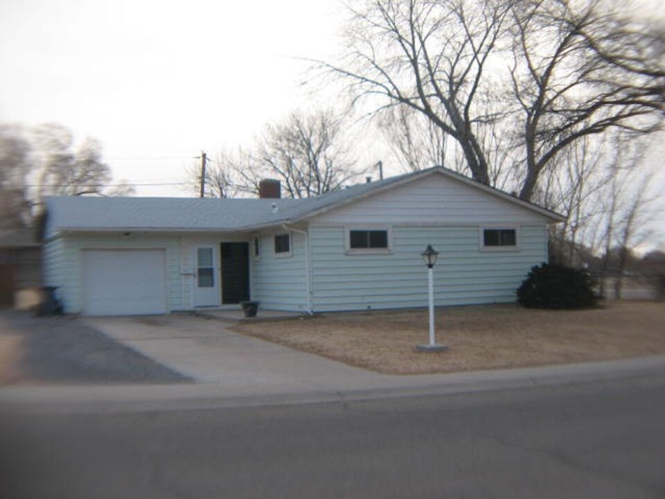 2000 Comanche Rd in Pueblo, CO - Building Photo