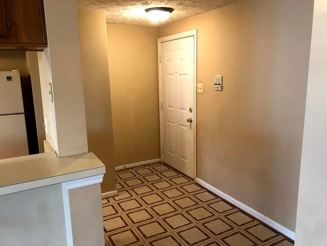 601 Himes Ave, Unit 102 in Frederick, MD - Foto de edificio - Building Photo