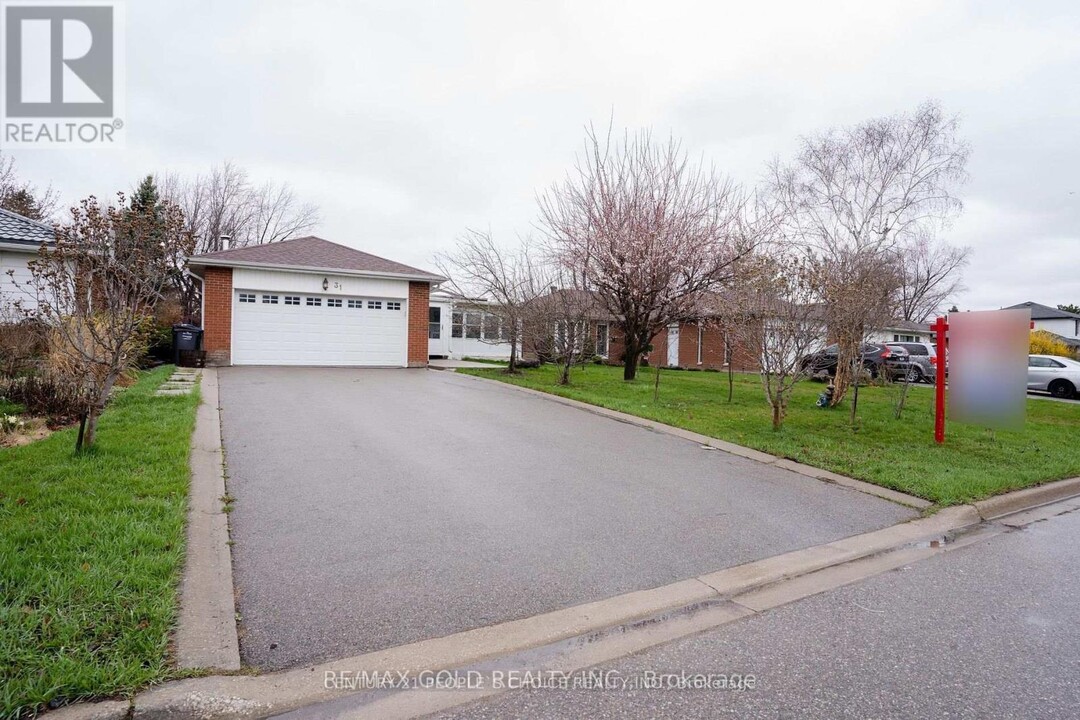 31 Dorchester Dr in Brampton, ON - Building Photo