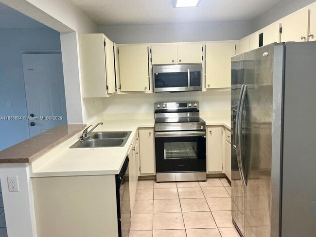 200 Palm Cir W in Pembroke Pines, FL - Foto de edificio - Building Photo