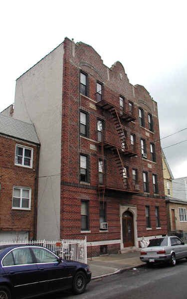 35-22 102nd St in Corona, NY - Foto de edificio