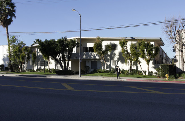 6219 Reseda Blvd in Reseda, CA - Building Photo - Building Photo