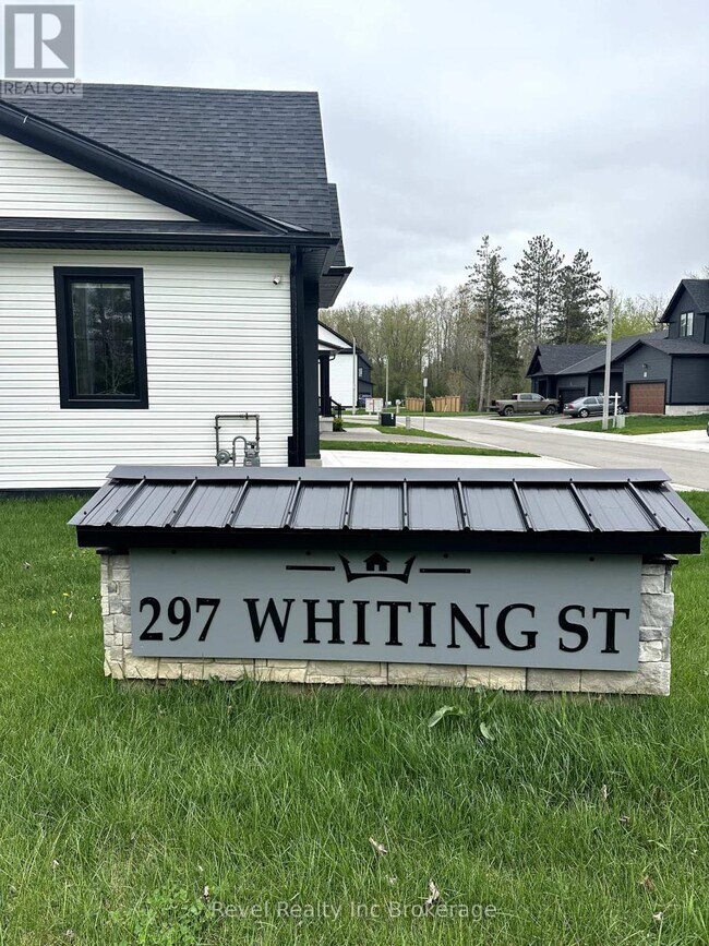 297-297 Whiting St in Ingersoll, ON - Building Photo - Building Photo