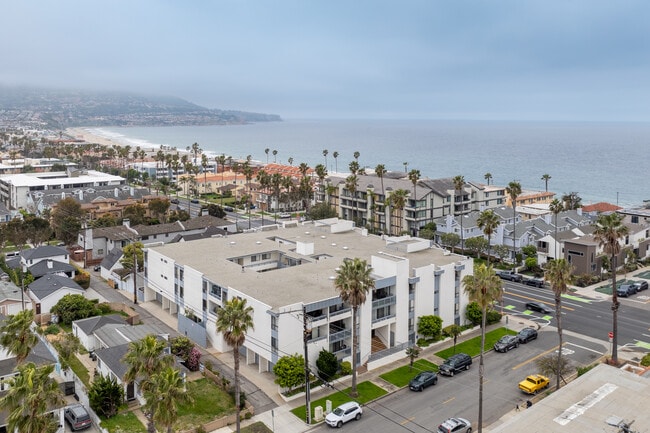 Riviera Vista Apartments in Redondo Beach, CA - Foto de edificio - Building Photo