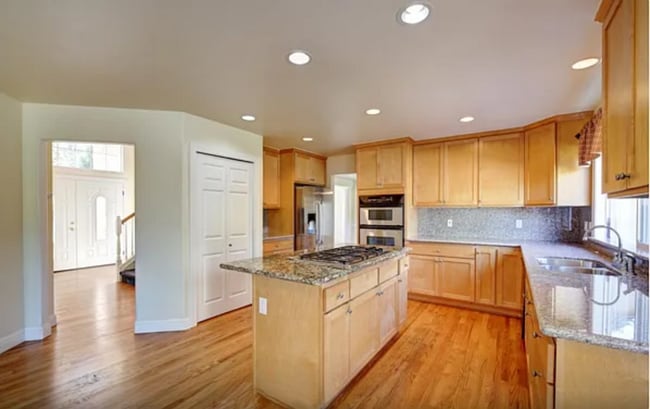 10260 NE 30th Pl in Bellevue, WA - Building Photo - Building Photo